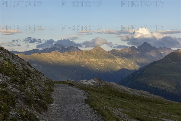 Panorama trail, mountains at the back of the Flüela Pass with Pischa and Flüelahorn, Davos,