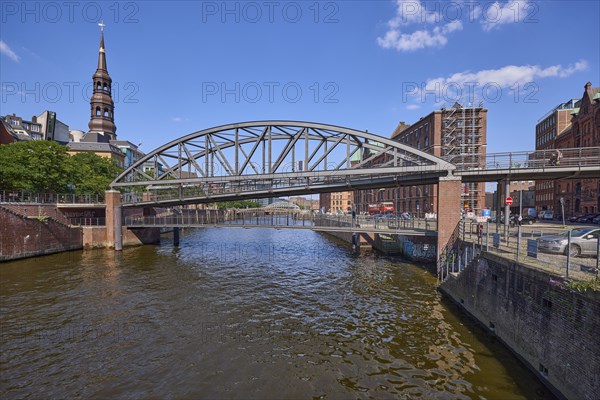 Kibbelsteg Bridge over the Zollkanal and the main church of St Katharinen, Speicherstadt, Free and