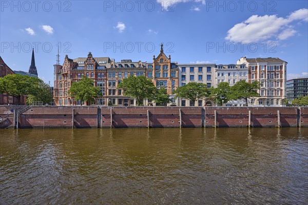 Residential and commercial building with the Zippelhaus event space on the Zollkanal,
