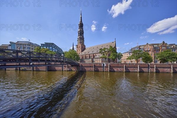 Zollkanal, main church St. Katharinen and Jungfernbrücke, Speicherstadt, Free and Hanseatic City of