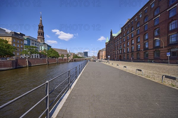Customs canal with street Neuer Wandrahm, main church St. Katharinen and warehouses, Speicherstadt,