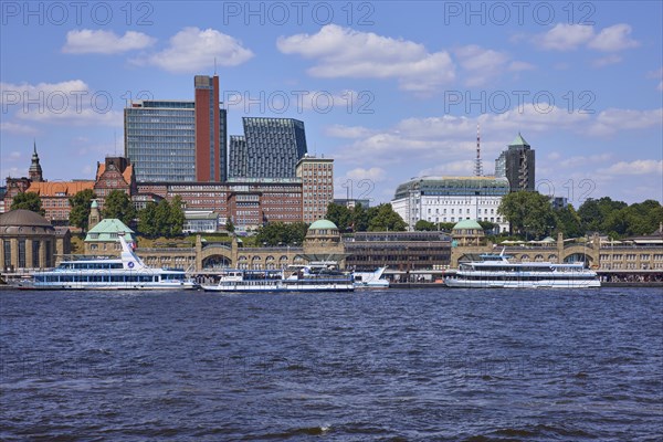 Norderelbe with St.-Pauli-Landungsbrücken, Hotel Hafen Hamburg, skyscraper Tanzende Türme und
