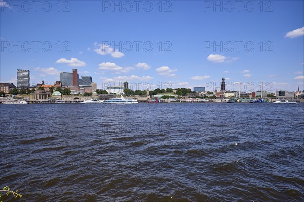 Skyline with the Norderelbe, St.-Pauli-Landungsbrücken, St. Michaelis Church Michel, Hotel Hafen