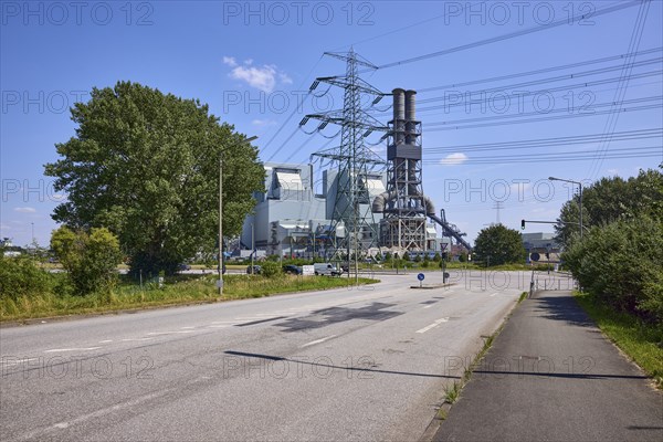 Traffic light-controlled intersection and the Moorburg coal-fired power plant with high-voltage