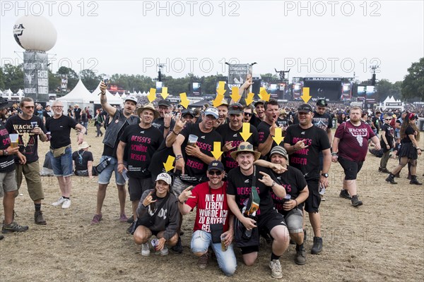 Festival visitors from Ravensburg on Lake Constance with arrows on their heads at the Wacken Open