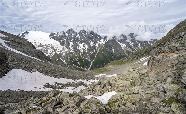 View of mountain peaks and glaciers into the valley Floitengrund, Lapenscharte, Berliner Höhenweg,