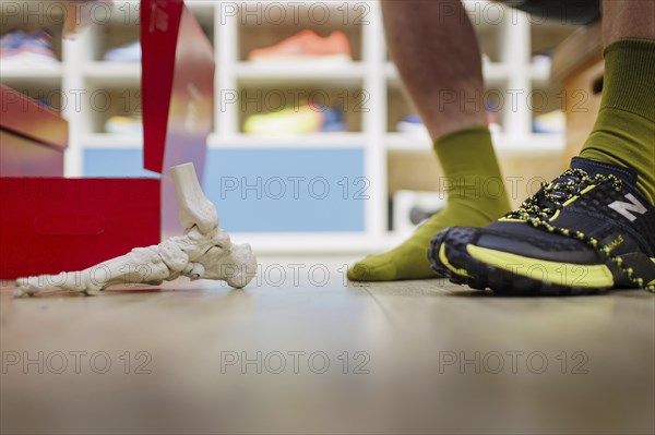 Advice and sale of sporting goods, here running shoes, in retail, Bonn, 31.07.2024. Specialist