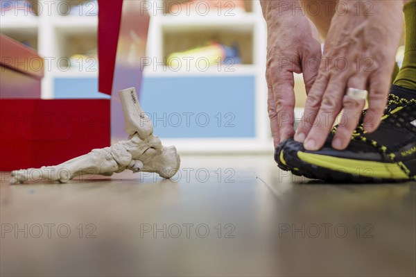 Advice and sale of sporting goods, here running shoes, in retail, Bonn, 31.07.2024. Specialist