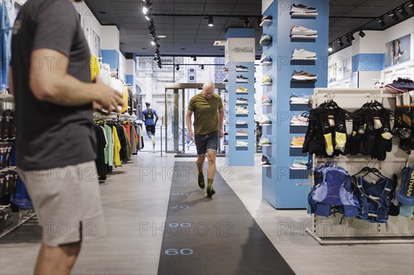 Advice and sale of sporting goods, here running shoes, in retail, Bonn, 31.07.2024. Specialist