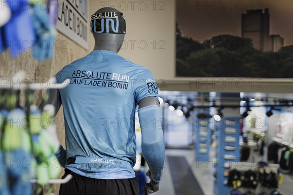Advice and sale of sporting goods, here running shoes, in retail, Bonn, 31.07.2024. Specialist