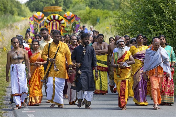 Small procession with the main priest Siva Sri Arumugam Paskarakurukkal to the Datteln-Hamm canal,