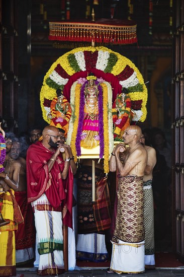 Hindus at the temple festival at the entrance of the Hindu temple Sri Kamadchi Ampal, Hamm, Ruhr