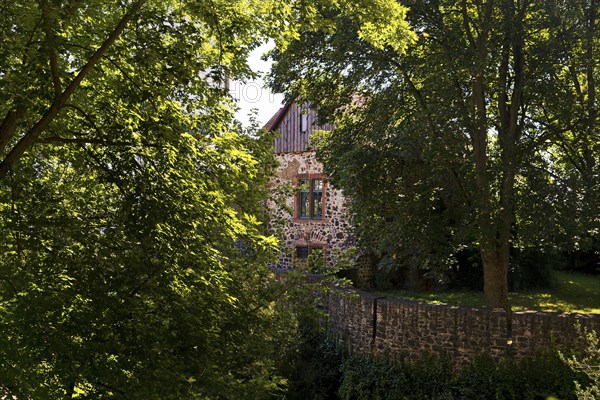 View through trees to the Schlosscafè, Höchster Schloss or Altes Schloss Höchst, Frankfurt-Höchst,