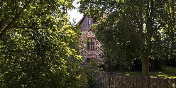 View through trees to the Schlosscafè, Höchster Schloss or Altes Schloss Höchst, Frankfurt-Höchst,