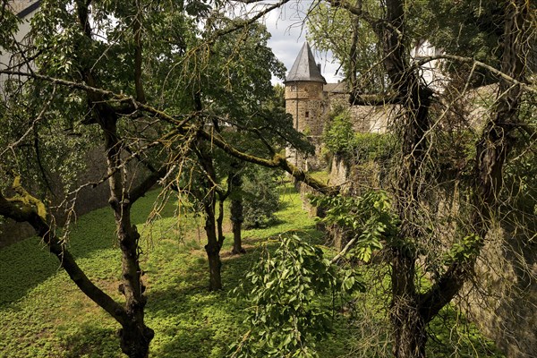 Friedberg Castle, southern castle fortifications with the deep moat, the so-called Hirschgraben,