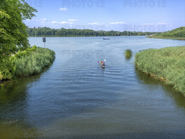 Paddle boat, paddler, on the Havel between Baalensee and Schwedtsee (behind), Fürstenberg/Havel,