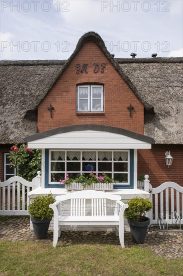 Seat in front of a Frisian house, thatched roof, Amrum, North Sea island, North Frisia,