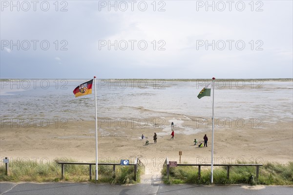 People in the mudflats at low tide, Kniephaken, Wittdün, North Sea coast, Amrum, North Sea island,