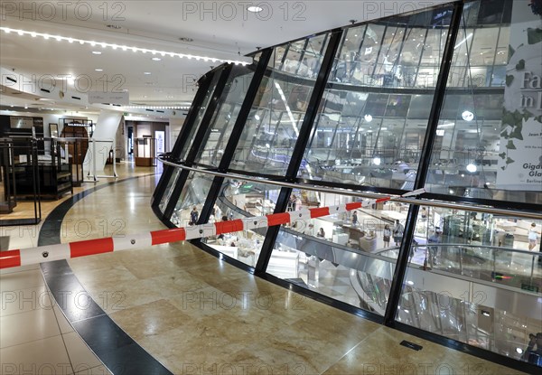 Empty sales shelves in the Galeries Lafayette, after 28 years the Galeries Lafayette on Berlin's