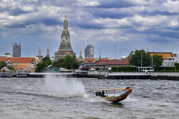 Thonburi Pagoda of Wat Arun and water taxi, Bangkok, Thailand, Asia