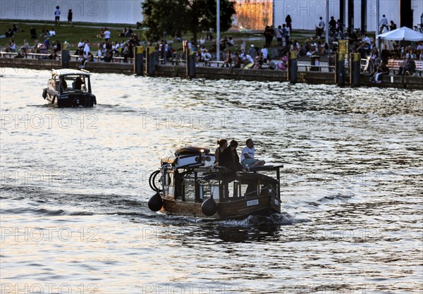 Boats sailing at sunset on the Spree, Berlin, 30.07.2024, Berlin, Berlin, Germany, Europe