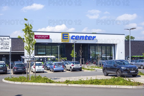 Edeka Center with parked cars on car park, Lilienthal, Lower Saxony, Germany, Europe