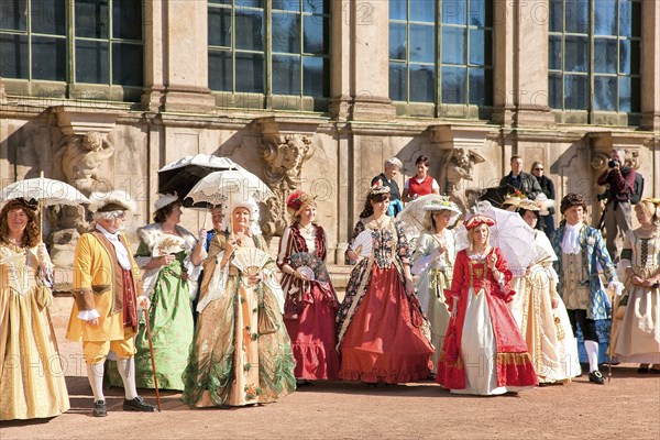 Baroque performers in the Zwinger, the tradition of past festivities and court ceremonies at the