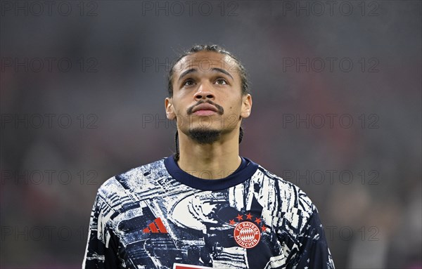 Warm-up training Leroy Sané FC Bayern Munich FCB (10) portrait, looking up, Allianz Arena, Munich,