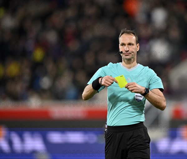 Referee Bastian Dankert, gesture, gesture, shows yellow card, warning, Voith-Arena, Heidenheim,