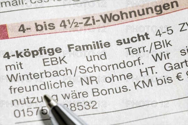 Symbol image for housing shortage, housing advert and highlighter, family, search, Germany, Europe