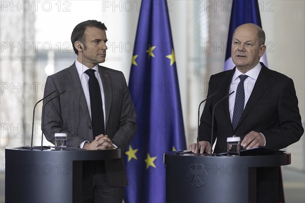 Olaf Scholz (SPD), Federal Chancellor, Emmanuel Macron, President of France, at a press conference