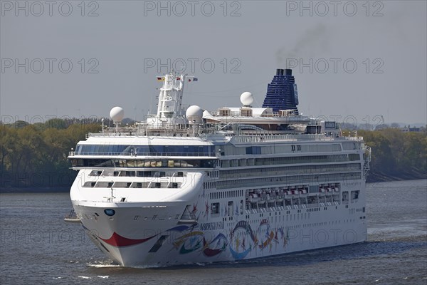Cruise ship Norwegian Star of the shipping company Norwegian Cruise Line enters the port of Hamburg
