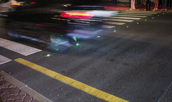Night shot, pedestrian crossing, zebra crossing, against smartphone junkies, with ground traffic