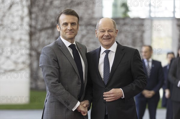 Federal Chancellor Olaf Scholz (SPD) welcomes Emmanuel Macron, President of France, to the Federal