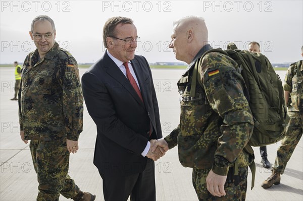 Federal Minister of Defence Boris Pistorius, SPD, bids farewell to the 20 or so soldiers of the