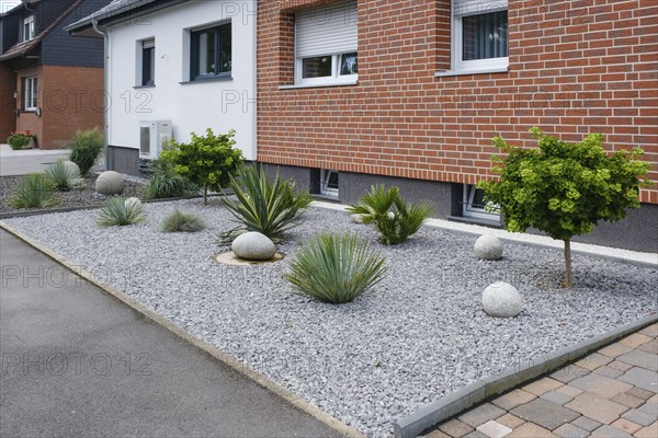 Modern front garden with stone surface, gravel garden, North Rhine-Westphalia, Germany, Europe
