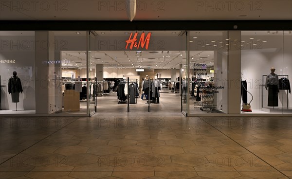 Interior shot H & M Hennes & Mauritz, Das Gerber, logo, shopping centre, shopping mall, Stuttgart,