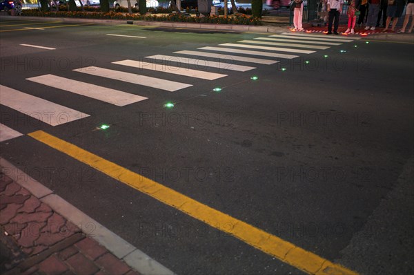 Night shot, pedestrian crossing, zebra crossing, against smartphone junkies, with ground traffic