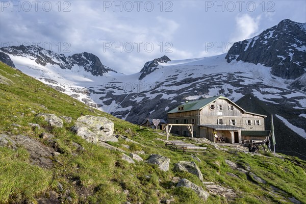 Mountain landscape with mountain hut Greizer Hütte in the evening light, mountain basin with snow