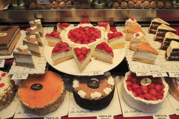 Cakes window display baker confectionery shop, La Mallorquina, Calle Mayor, Madrid, Spain, Europe