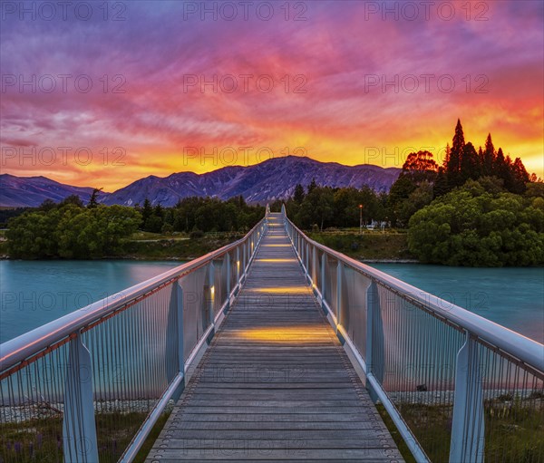 Maclaren FootbridgeSonnenaufgang, Lake Tekapo, Neuseeland