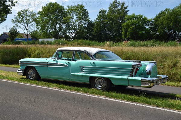 Classic Car, US-Car, 1958 Oldsmobile Olds Super 88 Hardtop with Continental Kit