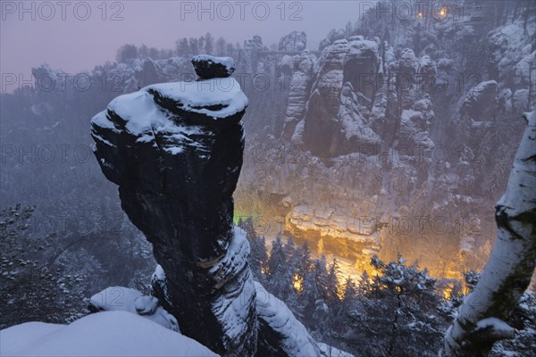 Winter in the Basteige area. The Wehlnadel rises steeply above the Wehlgrund, from which the