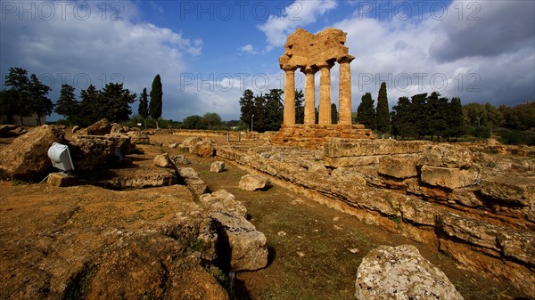 Corner of a temple, columns, chapter, entablature, temple of the Dioscuri, valley of the temples,