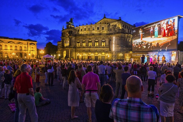 Richard Strauss Gala, broadcast from the Semperoper onto the Theaterplatz