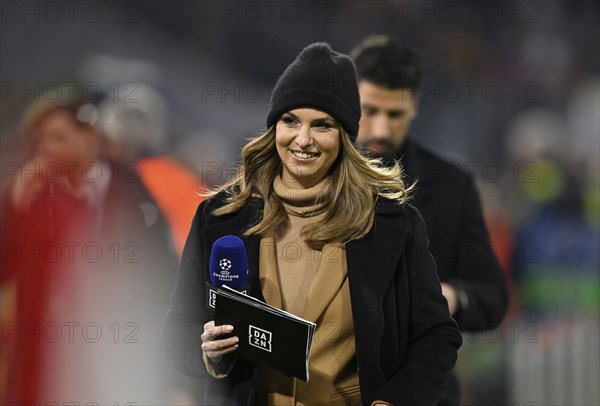 TV pundit Sami Khedira, sports presenter, presenter Laura Wontorra, portrait, cap, with microphone,