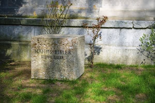 Honorary grave of the composer Hanns Eisler, DorotheenstÃ¤dtischer cemetery, Mitte, Berlin, Berlin,
