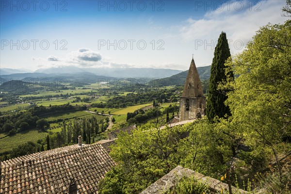 Medieval mountain village, Crestet, Vaucluse department, Provence, Provence-Alpes-Côte dAzur,