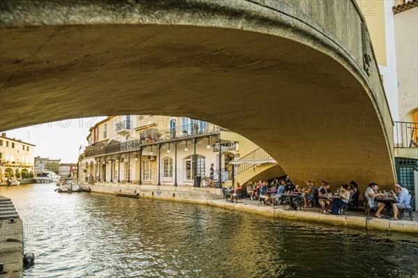 Restaurant under a bridge, Port Grimaud, Bay of St. Tropez, Département Var, Cote d'Azur,
