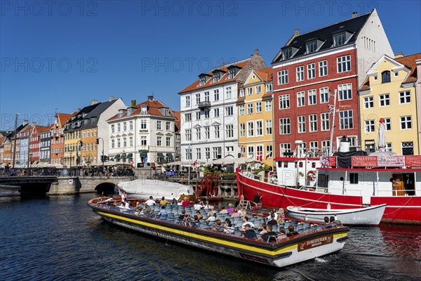 Nyhavn, in the Frederiksstaden district, canal cruise, harbour district with houses over 300 years